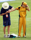 Australia's physio examines Ellyse Perry's injured finger, Australia v New Zealand, Group A, women's World Cup, North Sydney Oval, March 8, 2009
