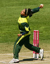 Sana Mir in her delivery stride, England v Pakistan, Group B, women's World Cup, Sydney, March 12, 2009