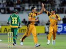 Ricky Ponting celebrates the dismissal of Johan Botha with Mitchell Johnson, South Africa v Australia, 1st ODI, Durban, April 3, 2009
