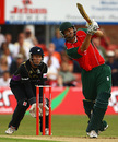 Jacques du Toit belts one over the top, Leicestershire v Yorkshire, Twenty20 Cup, Grace Road, June 26, 2009