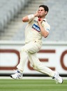 Scott Walter runs in to bowl, Victoria v Queensland, Sheffield Shield, Melbourne, 1st day, November 27, 2009