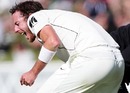 Iain O'Brien in pain after getting struck on the finger, New Zealand v Pakistan, 1st Test, Dunedin, 5th day, November 28, 2009