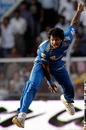 Dilhara Fernando is all effort, Mumbai Indians v Delhi Daredevils, IPL, Mumbai, April 13, 2010
