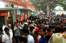 Indian cricket fans crowd at the site of explosion at the Chinnaswamy Stadium, Royal Challengers Bangalore V Mumbai Indians, IPL, Bangalore, April 17, 2010