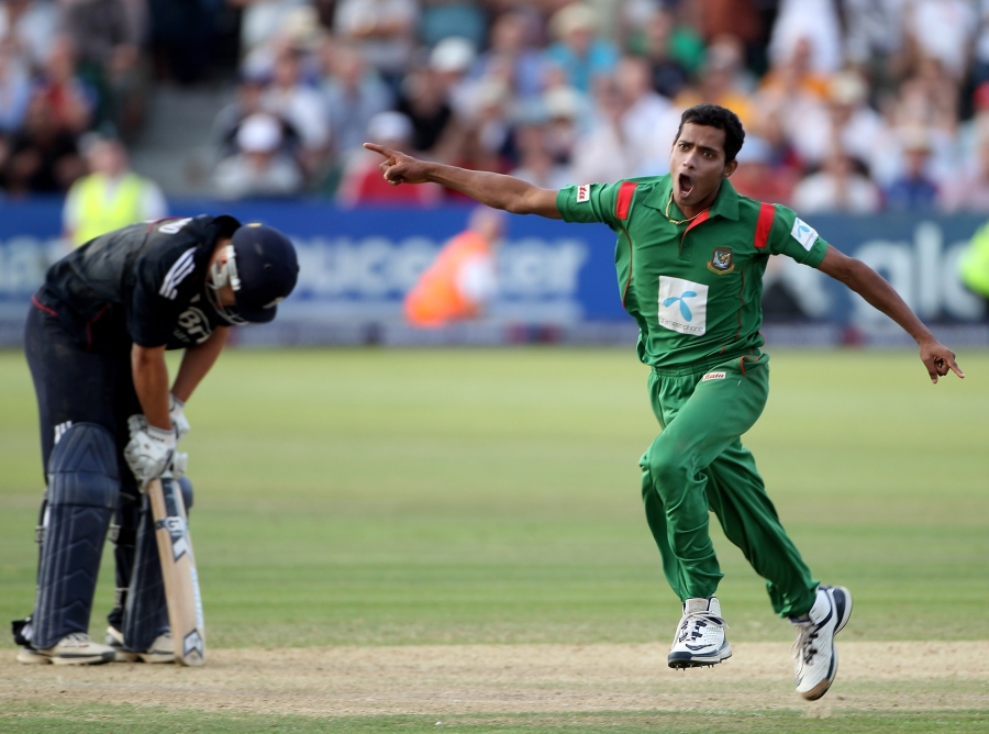 Agony and ecstasy: Jonathan Trott was left standing disconsolately at the crease after falling to Shafiul Islam, England v Bangladesh, 2nd ODI, Bristol, July 10, 2010