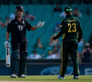 Michael Clarke speaks to Jonathan Trott, who asked for a runner, Australia v England, 6th ODI, Sydney, February 2, 2011