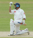 Nasser Hussain celebrates after bringing up his century with the winning runs in his final Test, England v New Zealand, first Test, Lord's, 5th day, May 24, 2004