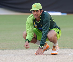 Misbah-ul-Haq has a look at the Dubai pitch on the eve of the second Pakistan-Sri Lanka ODI