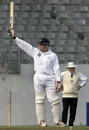 Geoff Allott acknowledges the crowd after breaking the record for the longest duck, New Zealand v South Africa, 1st Test, Auckland, 4th day, March 2, 1999