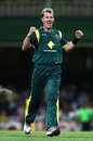 Brett Lee celebrates Irfan Pathan's dismissal, Australia v India, CB Series, Sydney, February 26, 2012