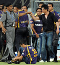 A peeved Shah Rukh Khan argues with a security guard, Mumbai Indians v Kolkata Knight Riders, IPL, Mumbai, May 16, 2012