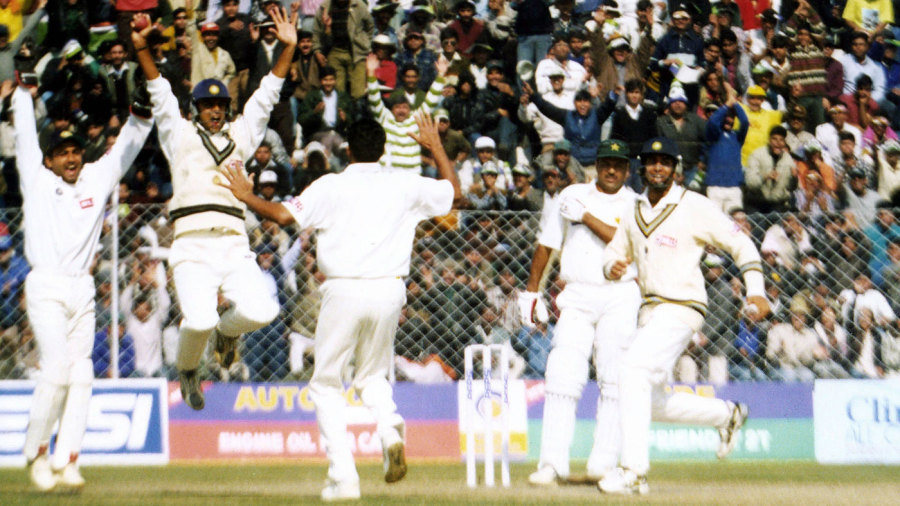 Ijaz Ahmed is caught By Rahul Dravid at slip off Anil Kumble Ijaz Ahmed is caught By Rahul Dravid at slip off Anil Kumble