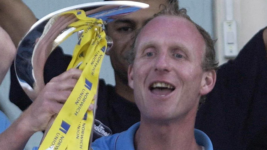 Kent captain Matthew Fleming lifts up the Norwich Union League trophy Kent captain Matthew Fleming lifts up the Norwich Union League trophy