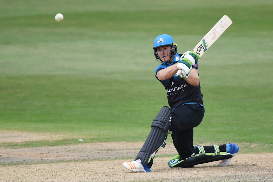 Cox, de Swardt dig deep as Leicestershire edge to two-wicket win