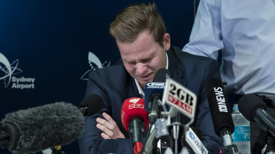 Steven Smith breaks down at the press conference Steven Smith breaks down at the press conference