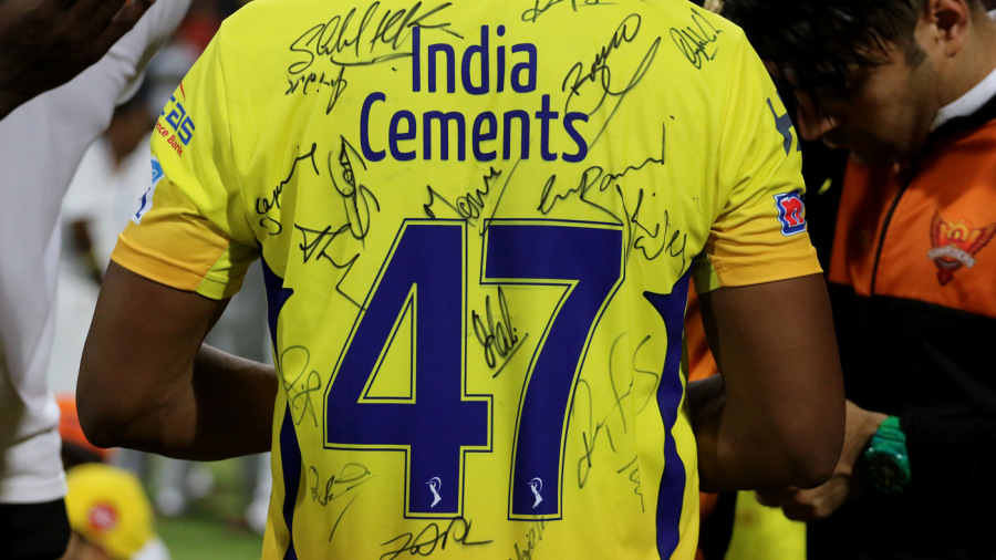 Can you identify the signatures on Dwayne Bravo's jersey? Can you identify the signatures on Dwayne Bravo's jersey?