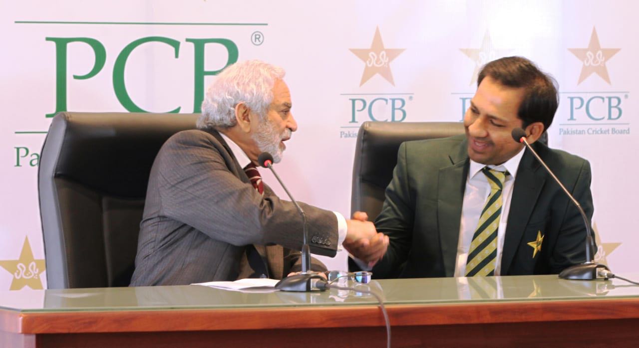 Sarfaraz Ahmed: Pakistan wicketkeeper to stay on as captain after racism ban
