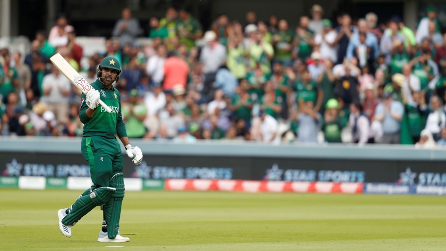 Haris Sohail acknowledges the applause of the crowd after his dismissal for 89 Haris Sohail acknowledges the applause of the crowd after his dismissal for 89