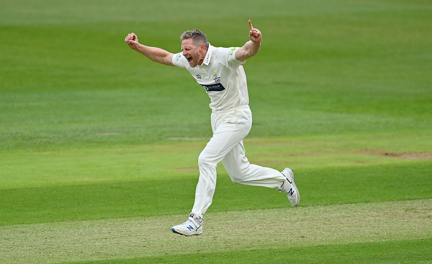 Van der Gugten, Harris torpedo Kent in six-for-seven collapse