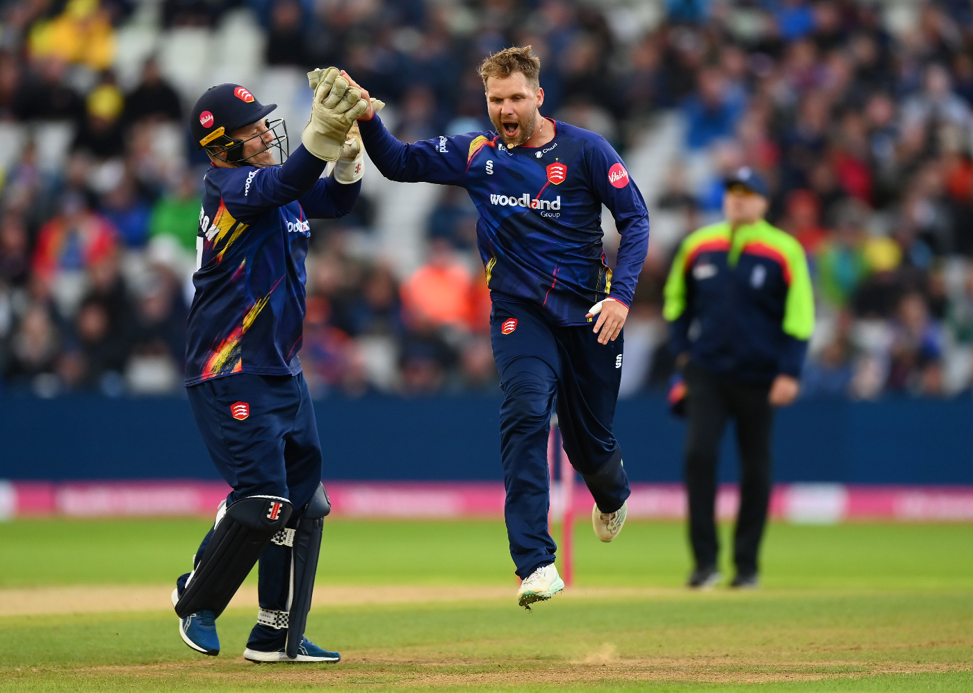 All-round Critchley show keeps Essex's last-eight hopes alive