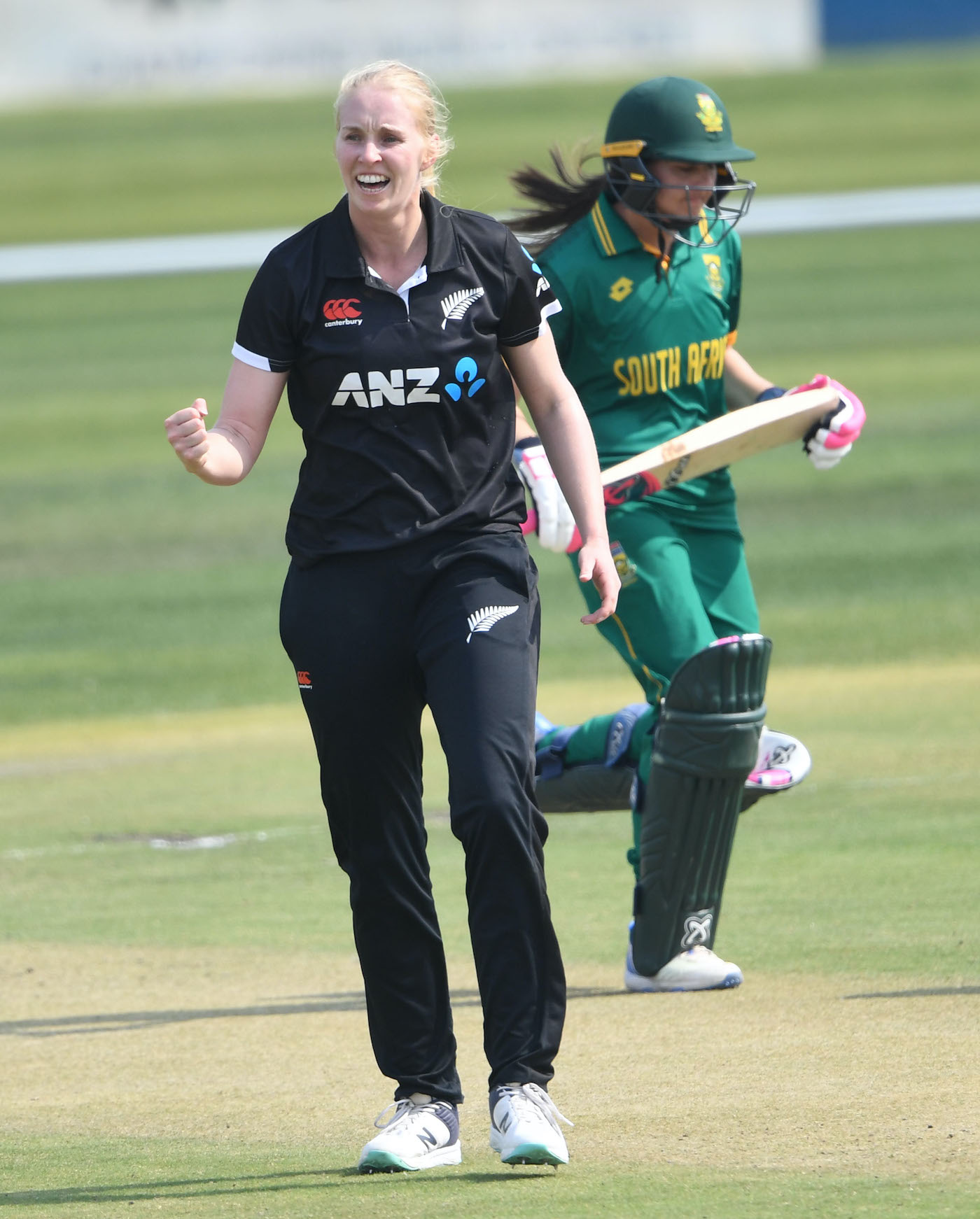 Rowe replaces injured Devonshire in New Zealand's World Cup squad