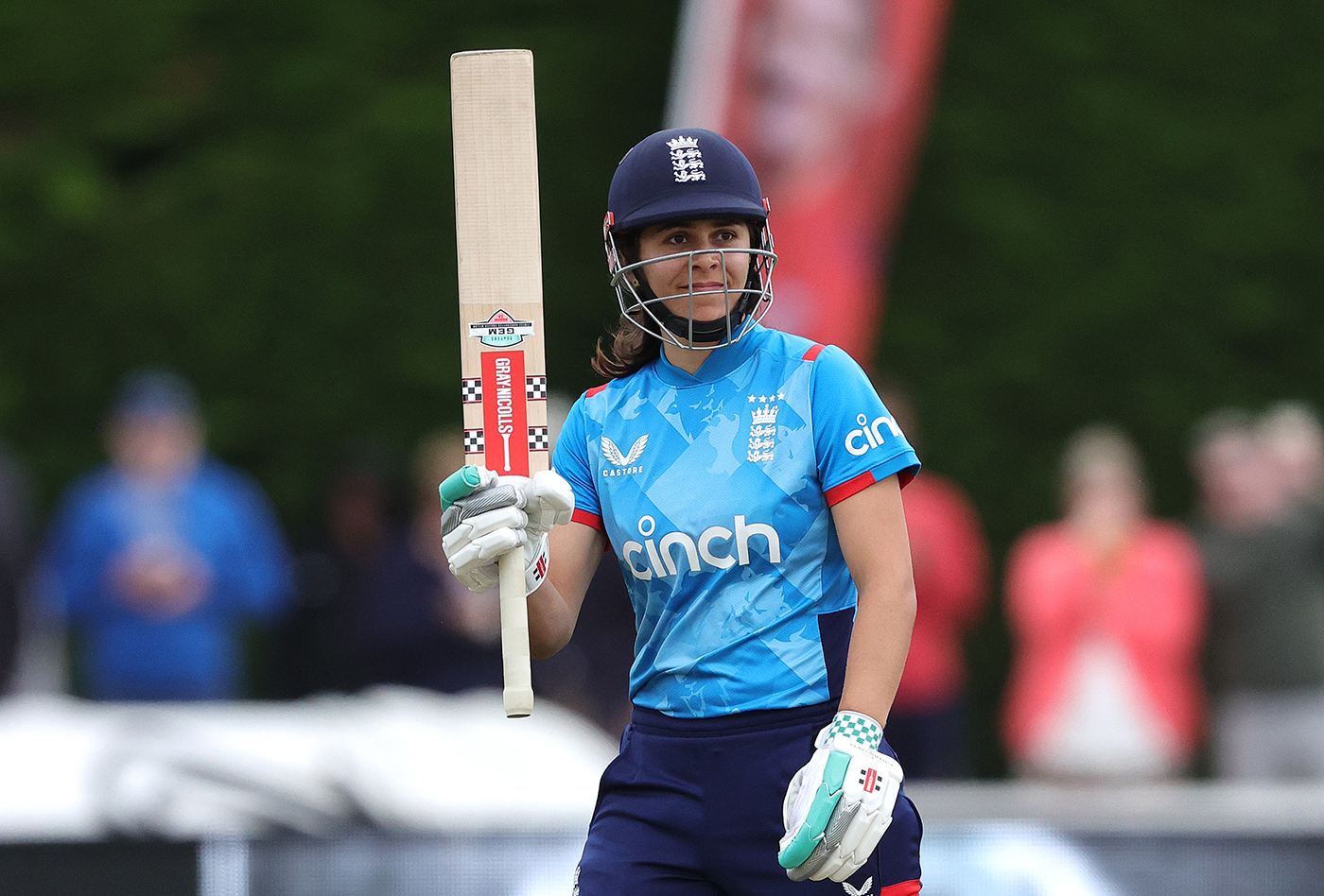 England make three changes and opt to bowl in rain-reduced second ODI