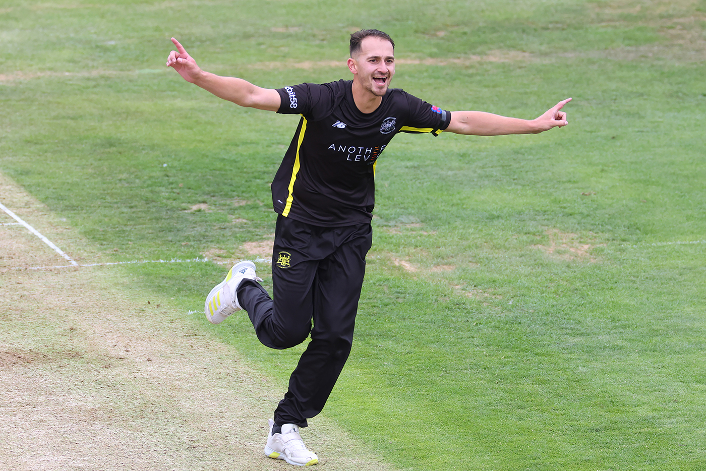 Gloucestershire seamer Zaman Akhter agrees to join Essex