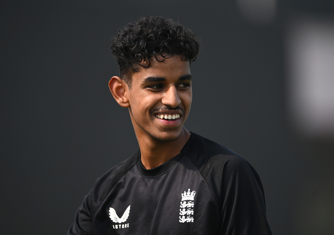 Davies ton, Tazeem five-for power Warwickshire win