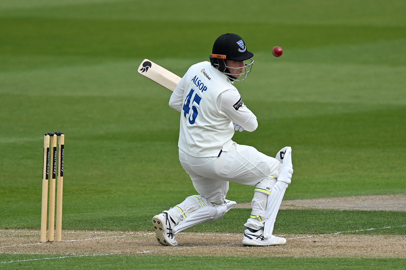 Coles 99* fights for Sussex but Essex close in