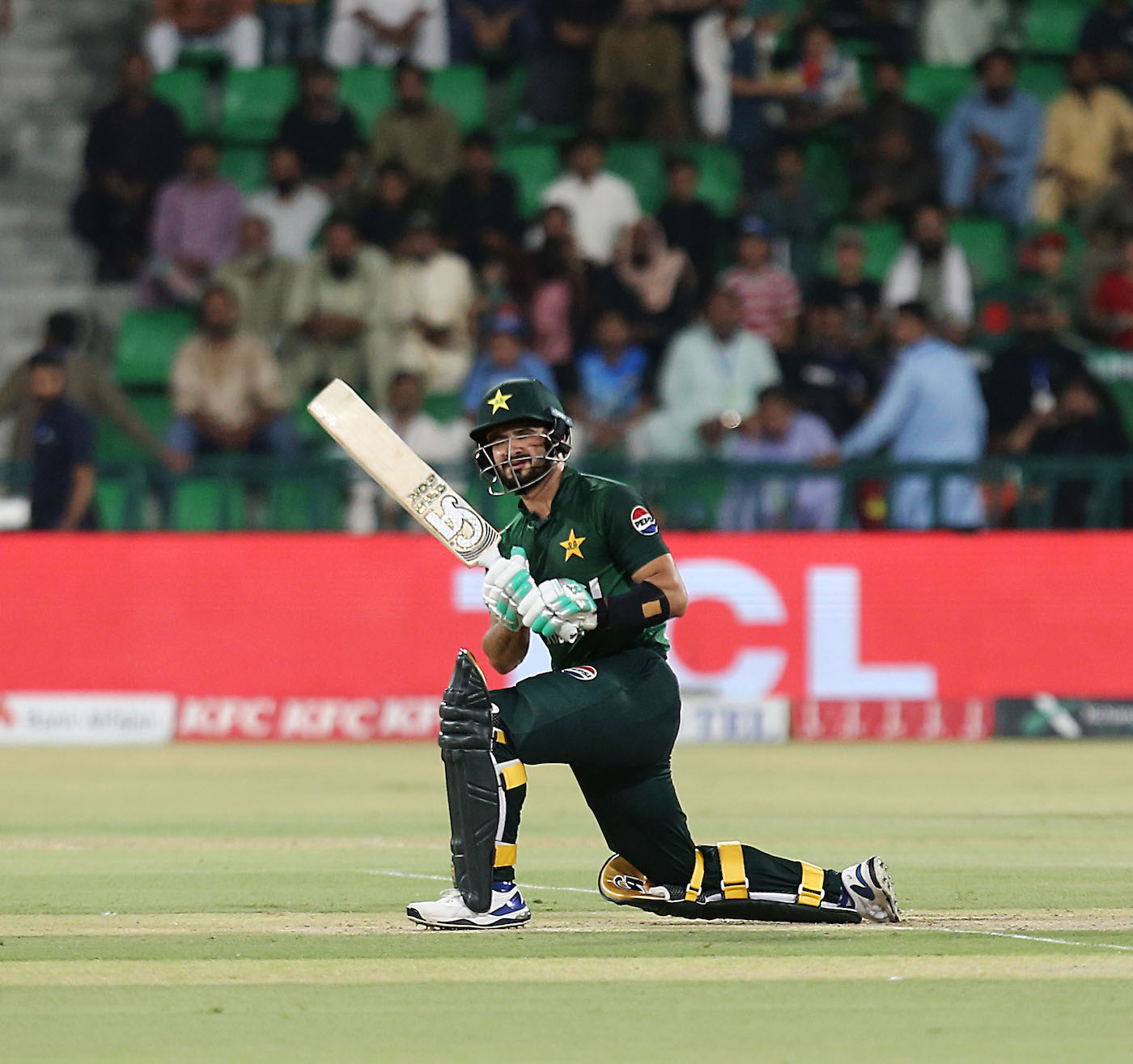 Bangladesh bowl with five changes; Pakistan bring in Farhan, Talat