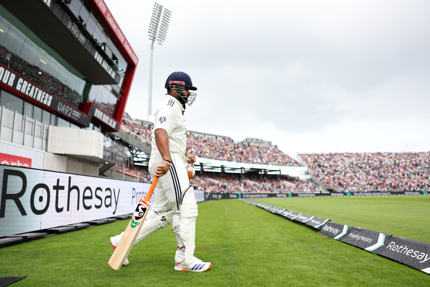 Pant bats with broken foot as India battle testing conditions