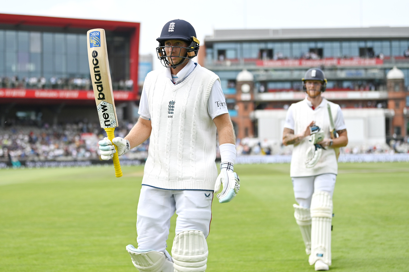 Record-breaker Root puts England in pole position