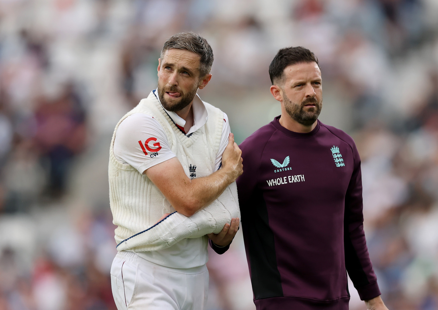 Woakes' shoulder dislocation threatens to cut his bowling short in Oval Test