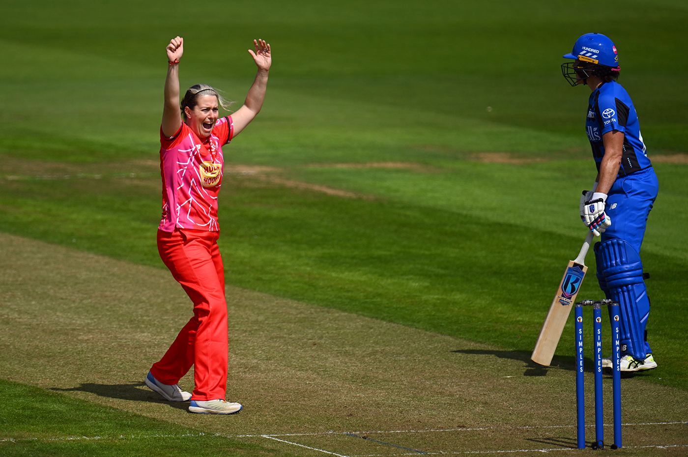 Levick leva seis como Durham saltar para fora do fundo com 120-run vitória