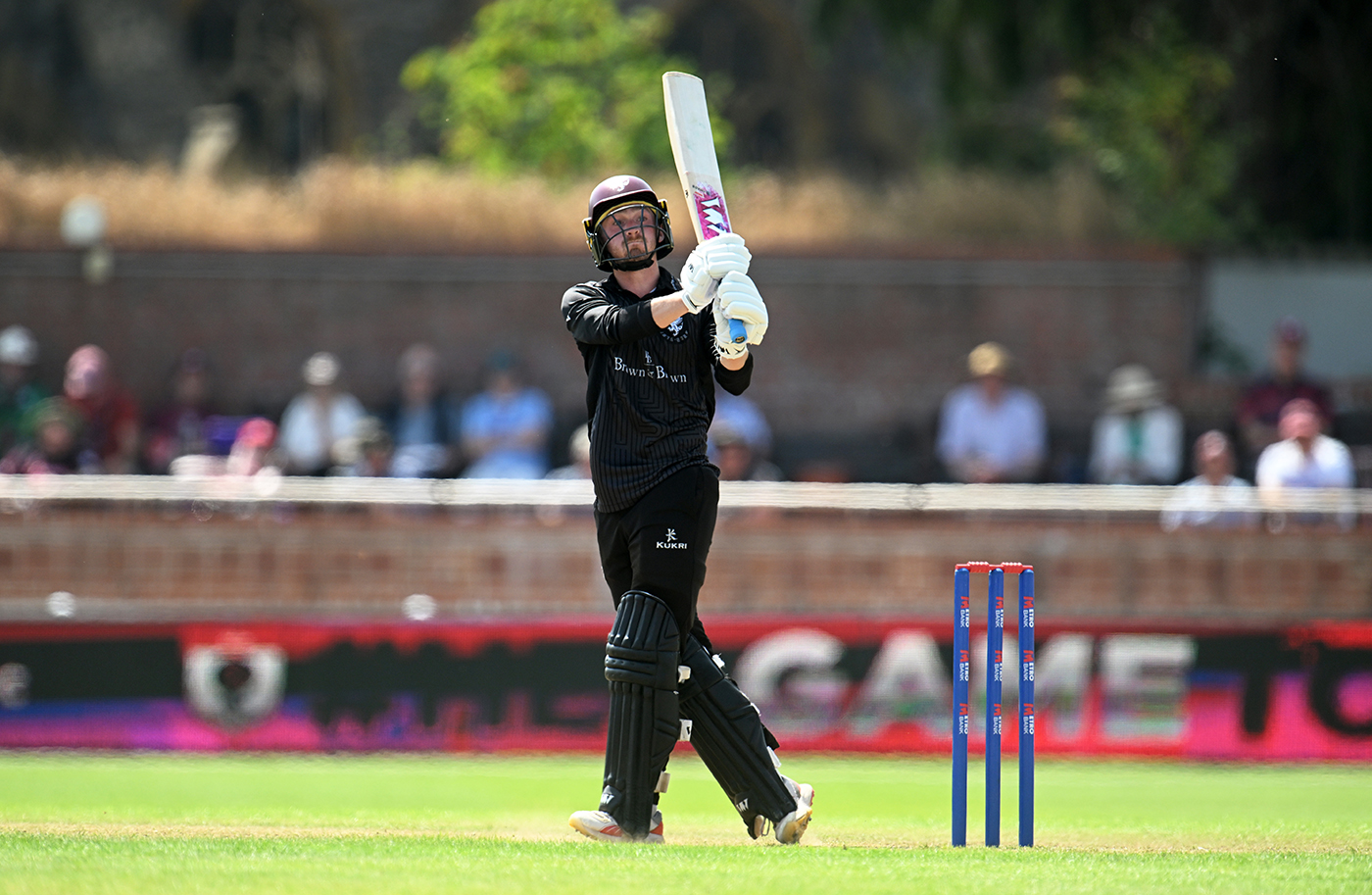 Harris 95 sets up Lancashire to win tense chase