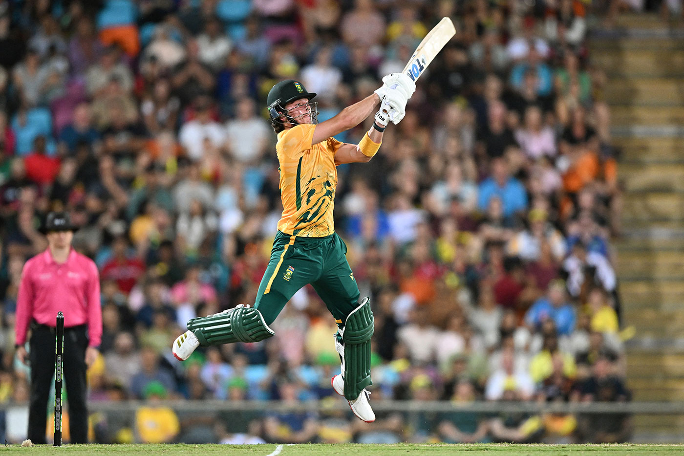 Australia bowl in decider, Inglis and Ellis return; SA pick Muthusamy