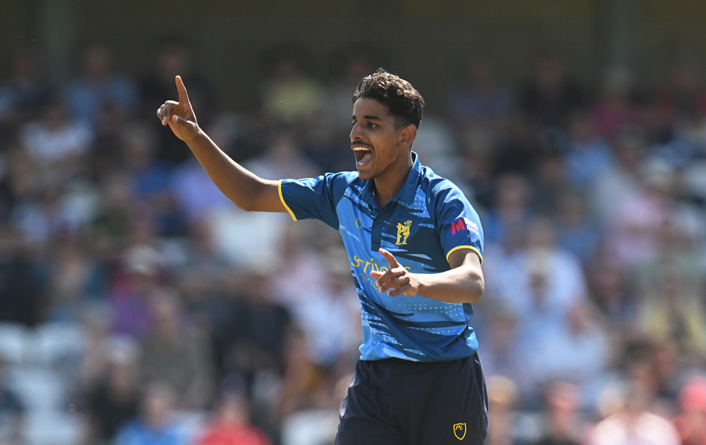 Shaikh, Malik lead Warwickshire chase after leggie Tazeem stars again