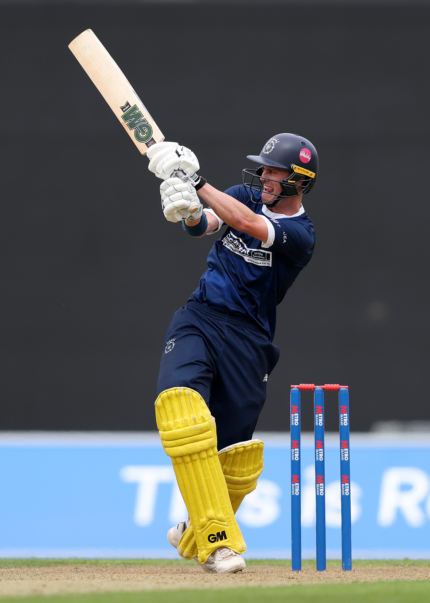 Fuller four-for, Gubbins 87* lead Hampshire's thrashing of Surrey