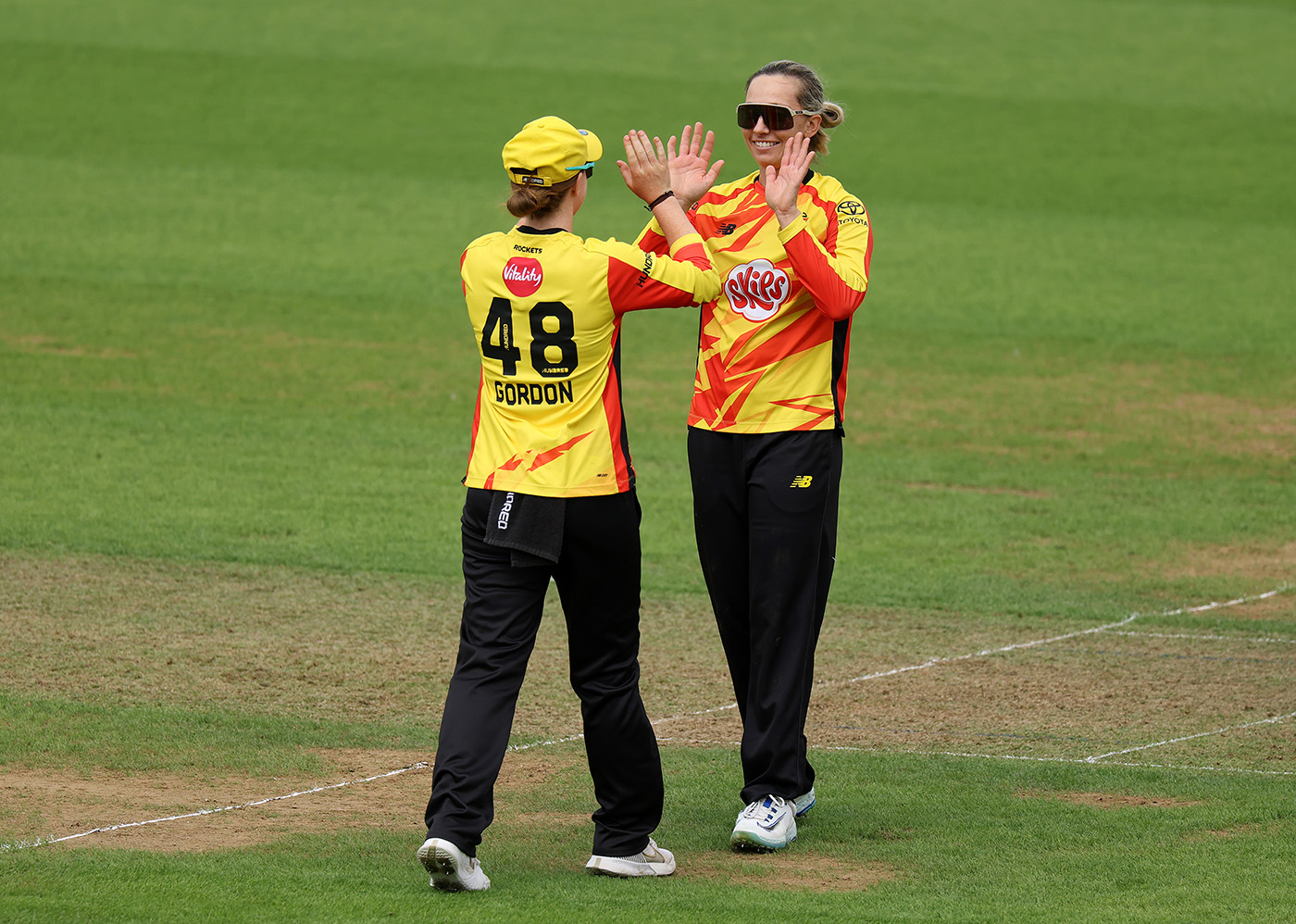 Rockets keep slim hopes alive with six-wicket win