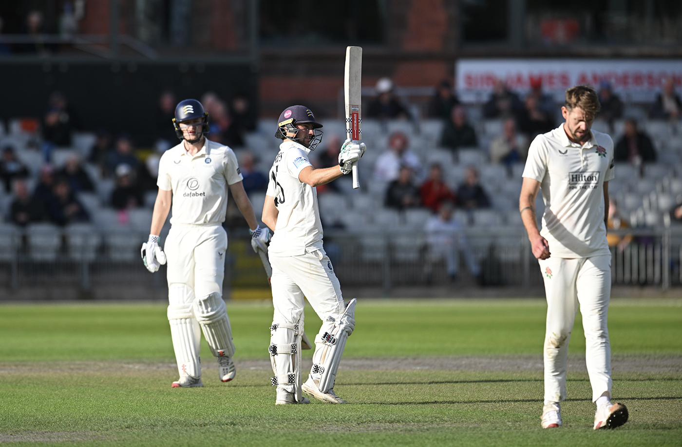 Bailey gives Lancashire edge despite De Caires, Geddes fifties