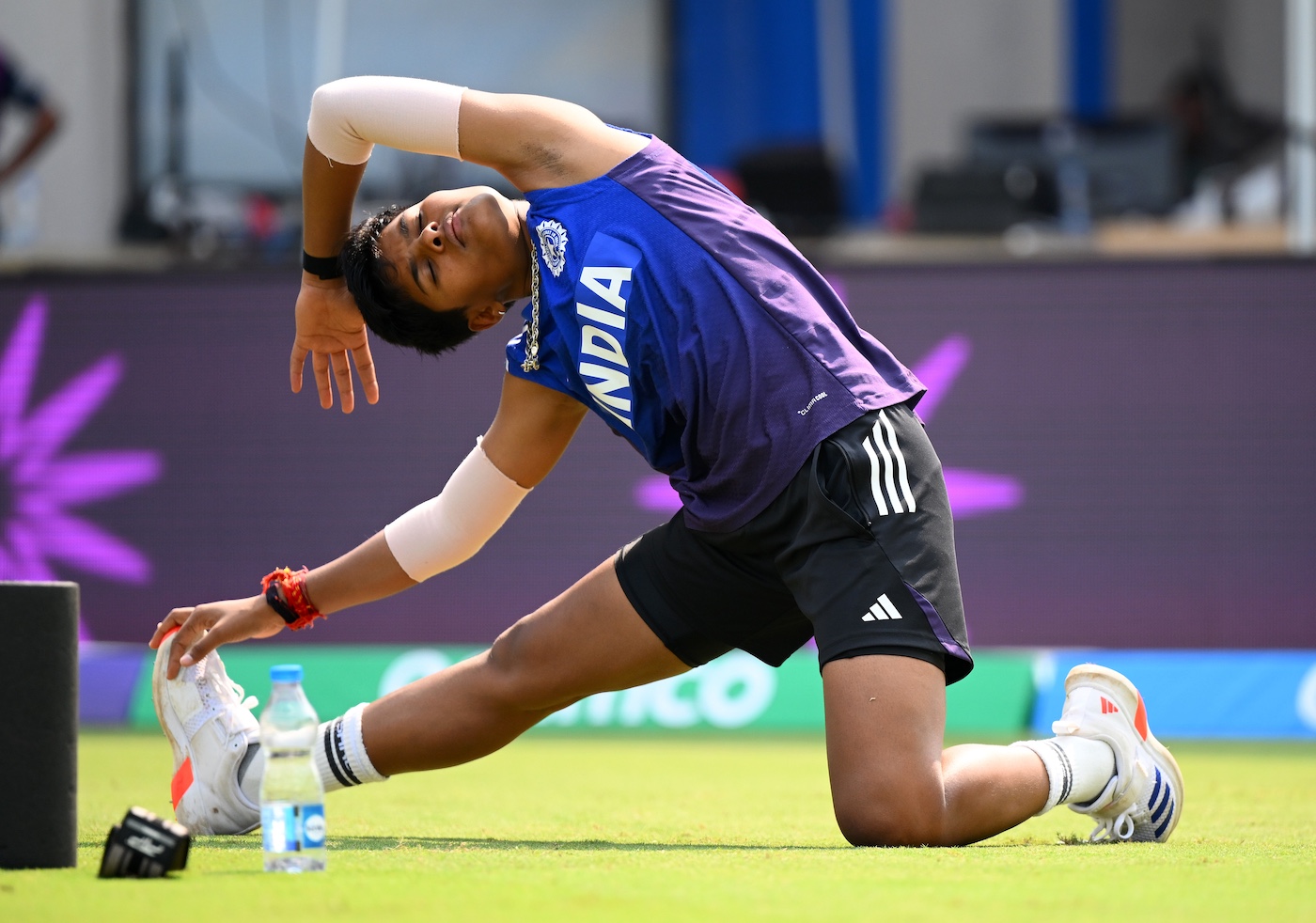Unchanged England opt to bowl in decider; India bring Gaud back