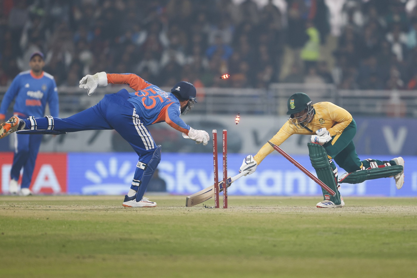 India under pressure as South Africa keep pushing them into corners
