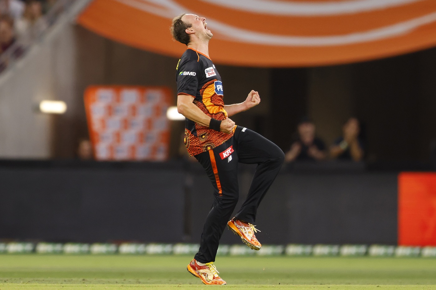 Paris, Turner lift Perth Scorchers to second spot