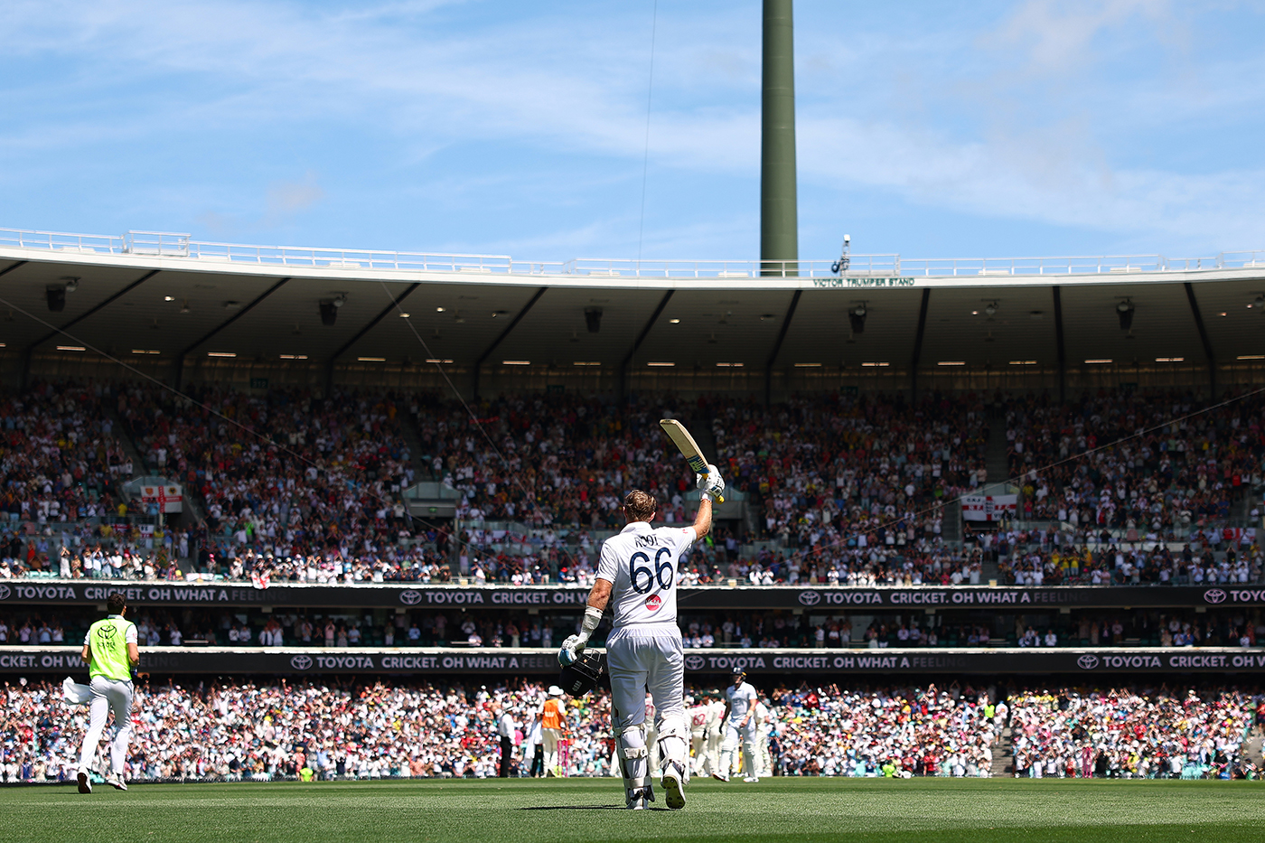 Root takes centre stage with 160 before Head's 91* leads response