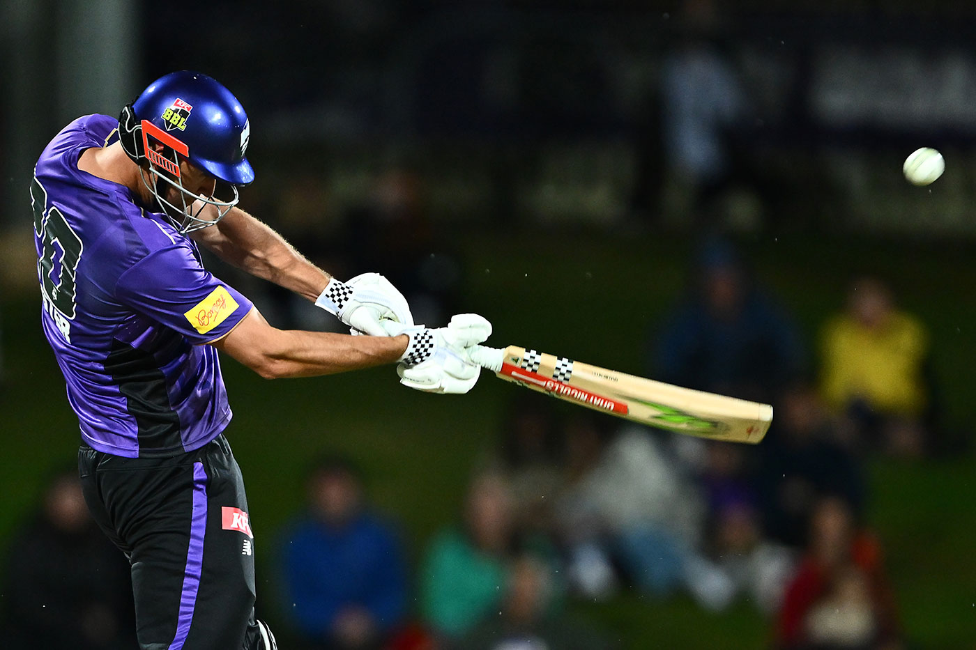 Hobart Hurricanes hold their nerve to keep back-to-back dreams alive
