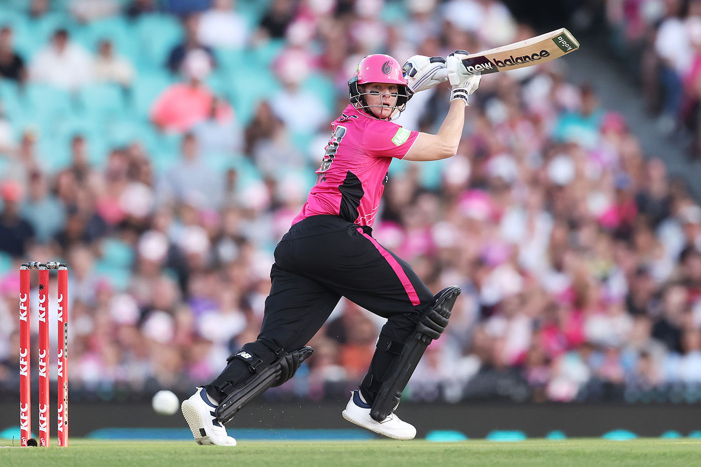 Smith and Davies star to take Sydney Sixers into BBL final