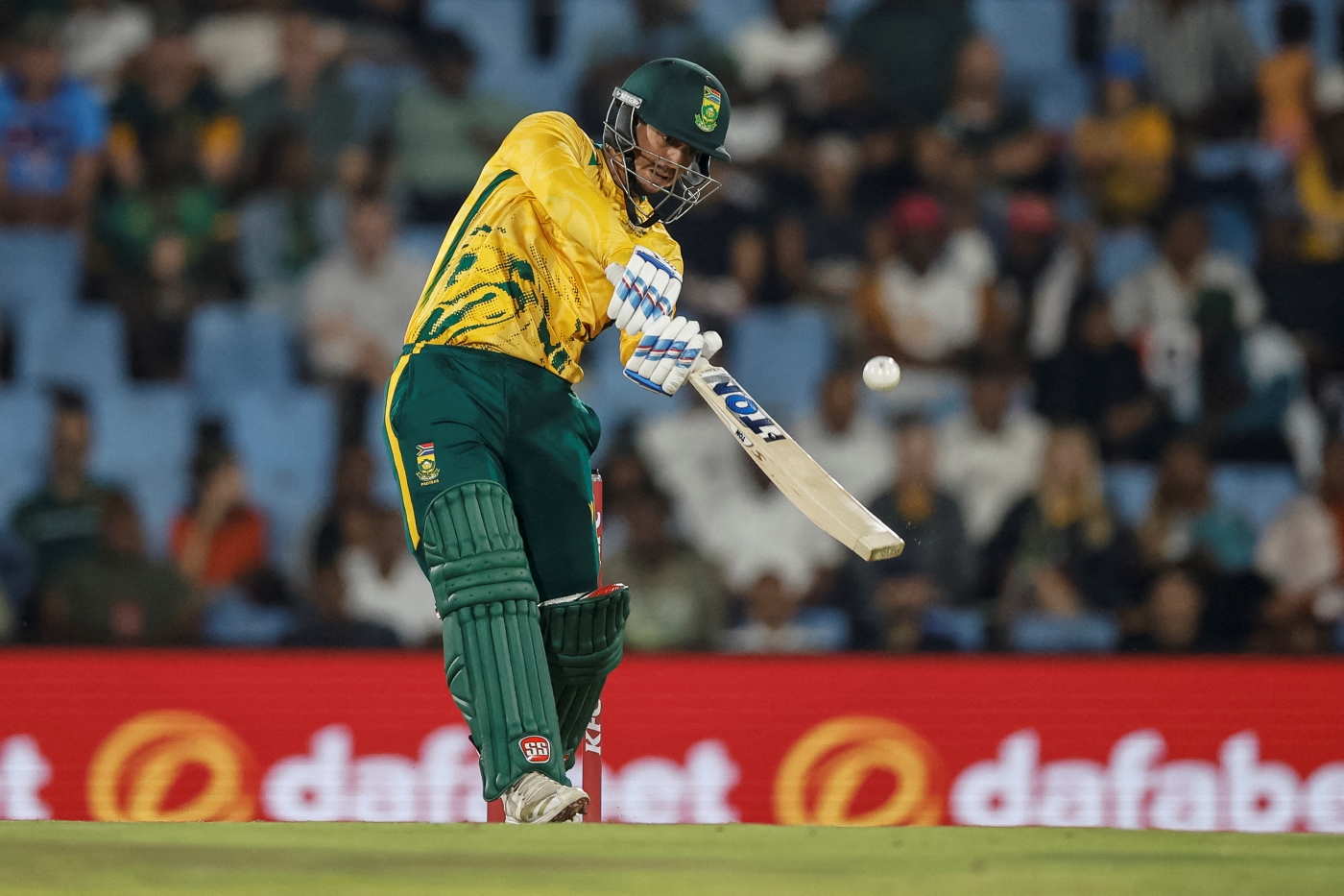 De Kock's blazing century lights up South Africa's barnstorming chase