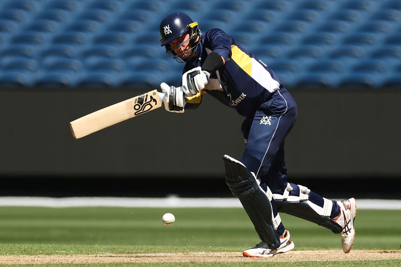 Rogers, Handscomb and Murphy star as Victoria hammer Queensland