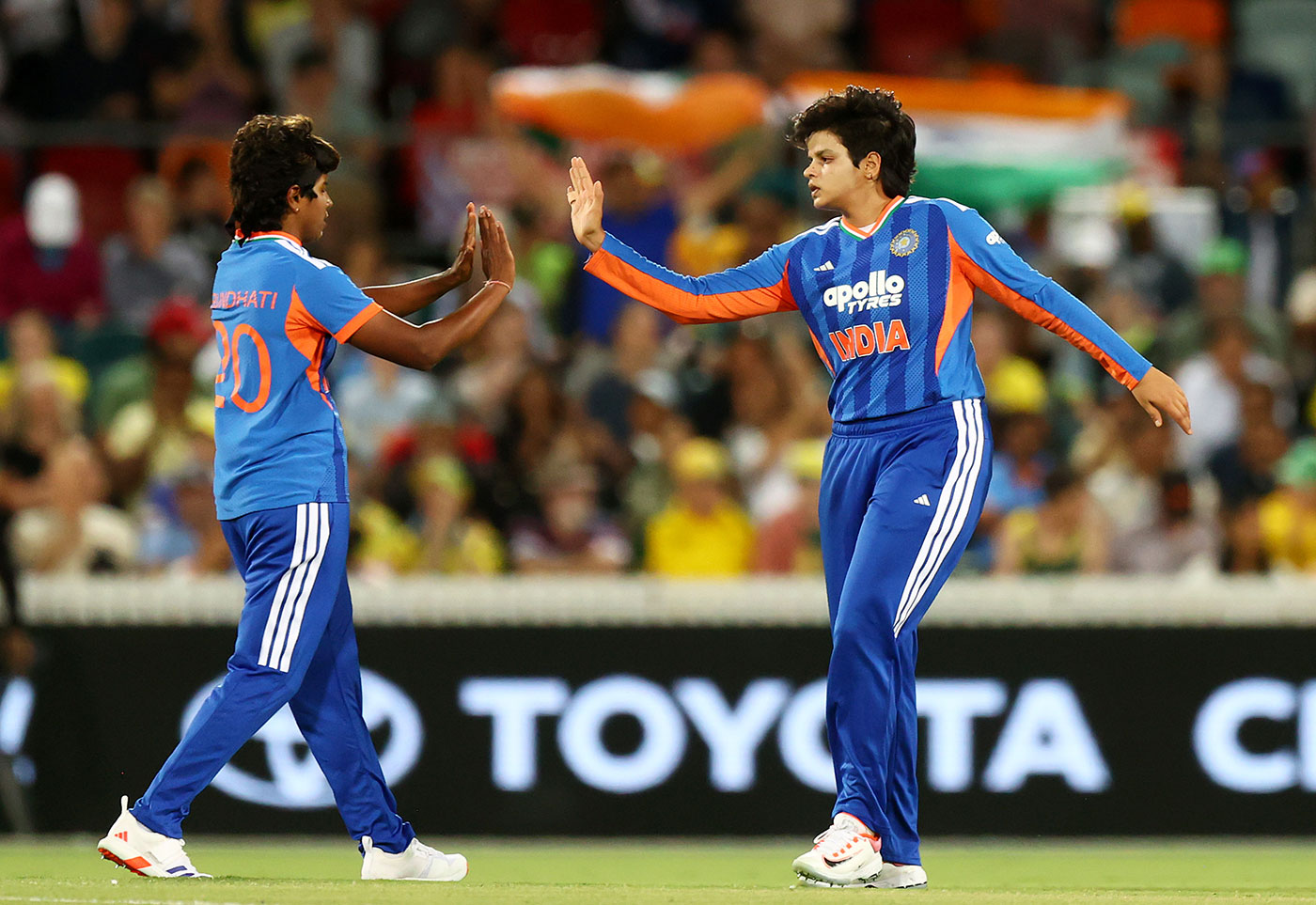 South Africa bowl first in Durban; Gaud, Anushka in for India