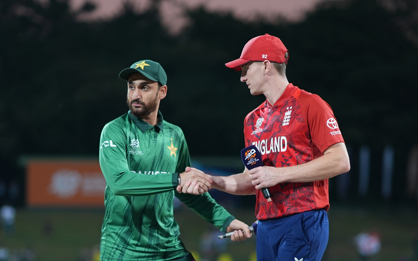 Pakistan bat vs unchanged England with Afridi back